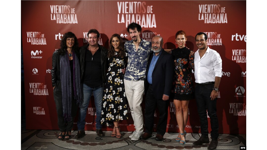 El director de "Vientos de la Habana", Félix Viscarret, junto a Padura y los protagonistas del filme.