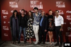 El director de "Vientos de la Habana", Félix Viscarret, junto a Padura y los protagonistas del filme.