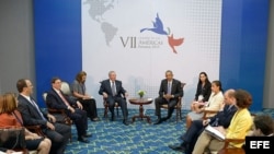 Reunión entre el presidente de EEUU Barack Obama y el mandatario cubano, Raúl Castro.