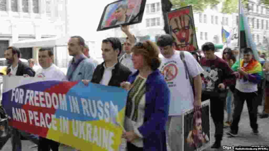 Ucranianos se manifiestan contra Putin en NY. 