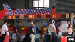 Varias personas hacen cola en el mostrador de la aerolínea Cubana de Aviación, en el aeropuerto José Martí, de La Habana (Cuba). 