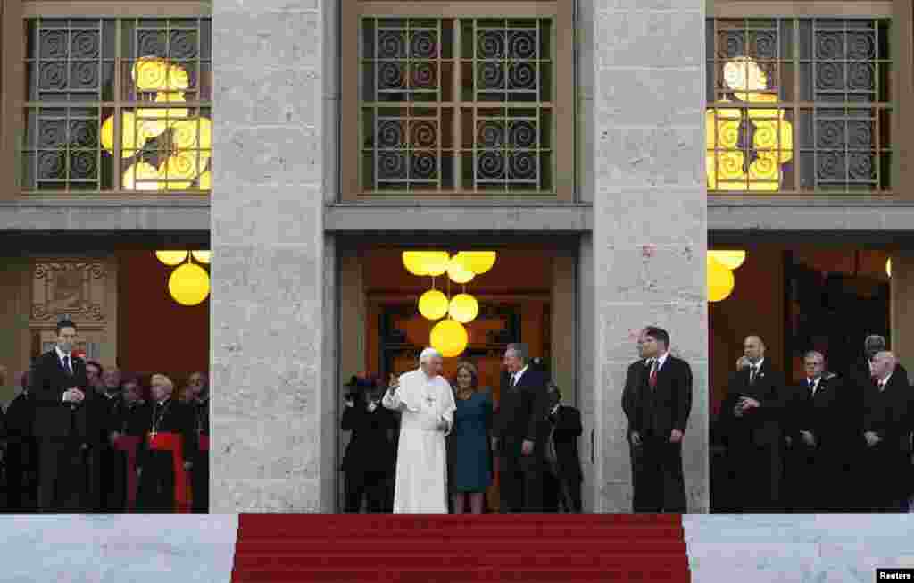 El papa Benedicto XVI se reunió e intercambió regalos este martes con el gobernante cubano Raúl Castro en el Palacio de la Revolución de La Habana