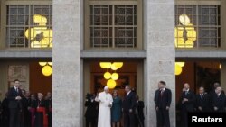 El intercambio de regalos de Benedicto XVI y Raúl Castro
