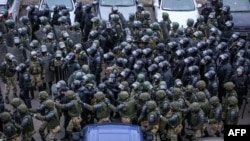 Fuerzas militares se enfrentan a manifestantes en Bielorrusia el 15 de noviembre de 2020 (AFP).