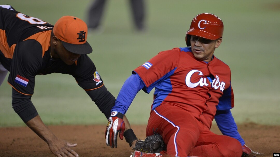 El cubano Frederich Cepeda en un partido de Clásico Mundial de Béisbol en Tokio, Japón.