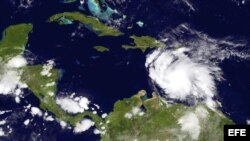 Imagen satelital realizada y facilitada por la Administración Nacional de Océanos y Atmósfera de Estados Unidos (NOAA, por su sigla en inglés) el sábado 04 de agosto de 2012, que muestra el avance que presenta la tormenta tropical 'Ernesto'.EFE/NOAA