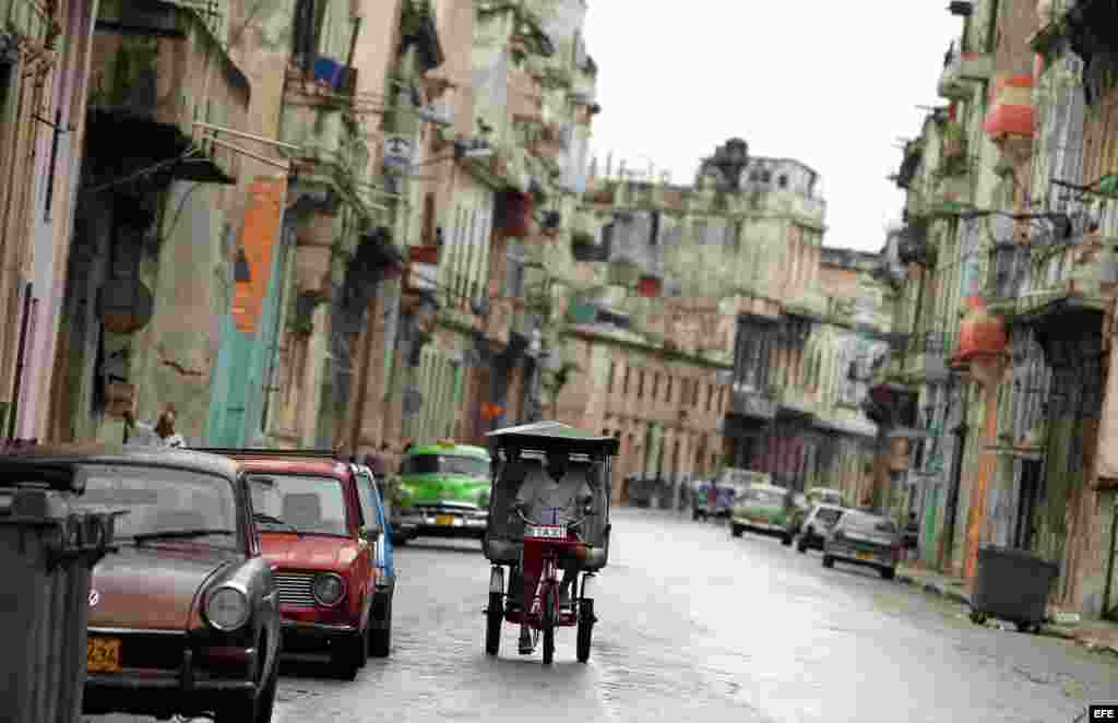 El Gobierno cubano planea recuperar el uso de la bicicleta como una de las alternativas para enfrentar los problemas de transporte público, según indicó el vicepresidente, Marino Murillo. EFE/Alejandro Ernesto