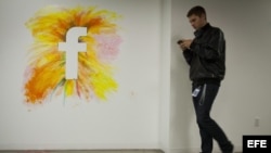 Logo de la red social Facebook en la nueva sede de la compañía en Menlo Park, California (EEUU).