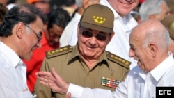Archivo - José ramón Machado (d), saluda al entonces ministro de Energía Eléctrica de Venezuela, Alí Rodríguez (i), en presencia de Raúl Castro (c). 