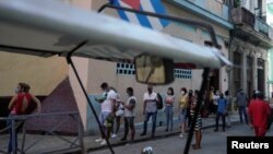 Cubanos hacen fila para rendir tributo a la Virgen de la Caridad, en medio de una crisis sanitaria sin precedentes. (Foto> REUTERS/Alexandre Meneghini)