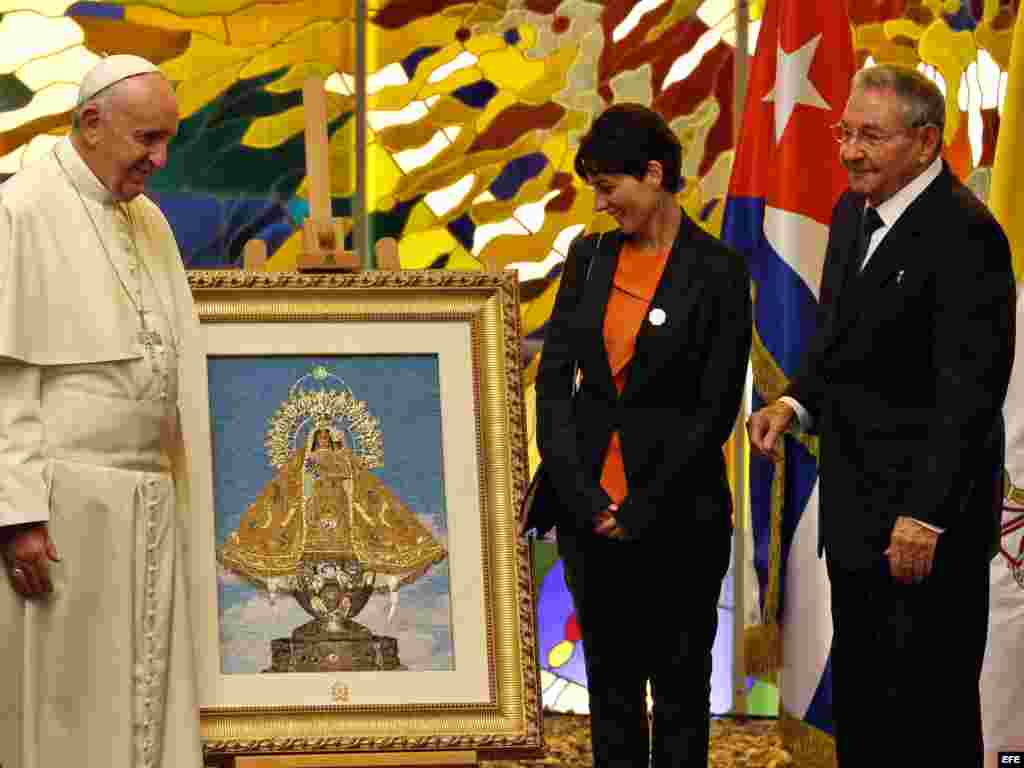 S.S Francisco regala una imagen de la Virgen de la Caridad del Cobre a Raúl Castro.