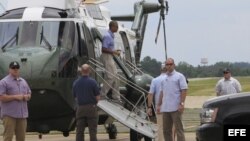 Presidente Barack Obama desciende del helicóptero "Marine One"