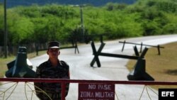 Soldado cubano custodia entrada al puesto fronterizo "Punto 8", cerca de base naval, Guantánamo