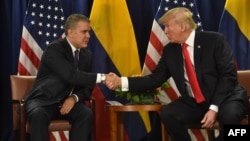 El presidente de colombia, Iván Duque, saluda al presidente de EEUu, Donald Trump, durante un encuentro en la sede de Naciones Unidas, en Nueva York, en septiembre de 2018.