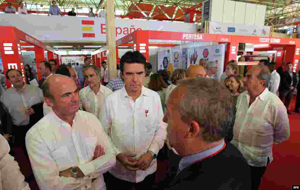 Luis de Guindos, el ministro de Economía y Competitividad de España; y José Manuel Soria, el de Industria en el pabellón de España en la Feria Internacional de La Habana. 