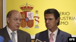 El ministro de Comercio Exterior de Cuba, Rodrigo Malmierca, y el ministro de Industria de España, José Manuel Soria (i-d), hacen declaraciones a la prensa después de la reunión que han mantenido hoy en Madrid. Efe/Kiko Huesca.