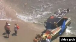 Los balseros cubanos rescatados cerca de Boca Ratón. (Captura de imagen/Telemundo 51)