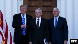 Donald Trump posa junto a General James Mattis (centro) y el vicepresidente electo Mike Pence en el Trump International Golf Club.