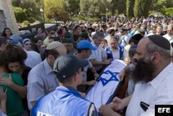 MIles de israelíes participan en los funerales de los jóvenes asesinados