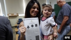 Valerie Rodríguez, acompañada de su hijo Charles, asiste a votar en el plebiscito sobre el estatus de Puerto Rico.