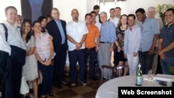 Daniel Sepúlveda (centro, con traje negro), junto a blogueros cubanos en La Habana durante una visita anterior a la isla.