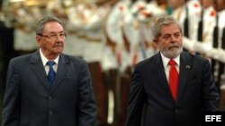 Raúl Castro y Lula Da Silva pasan revista a las tropas, el 15 de enero de 2008, en La Habana.