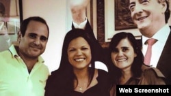 La hija de Hugo Chávez junto a Roberto y María Eugenia Vignati, propietarios de Bioart, en una foto que ella mismo publicó en Twitter.