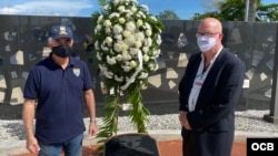 Ofrenda floral a los mártires cubanos al finalizar la Caravana Anticomunista, en la ciudad de Miami. 