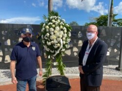 Ofrenda floral a los mártires cubanos al finalizar la Caravana Anticomunista