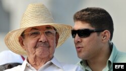 Raúl Castro (i), conversa con su nieto y escolta Raúl Guillermo Rodríguez Castro (d). 