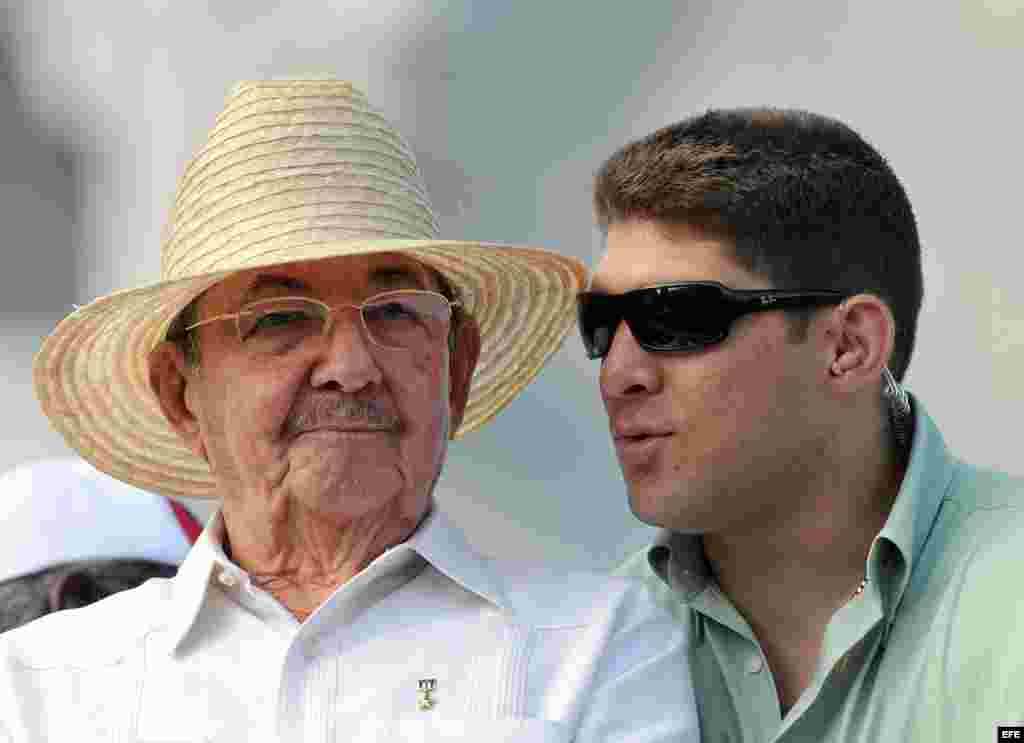 Raúl Castro (i), conversa con su nieto y escolta Raúl Guillermo Rodríguez Castro (d). 