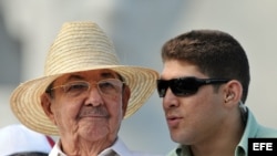Raúl Castro con su nieto y escolta Raúl Guillermo Rodríguez Castro.(d).