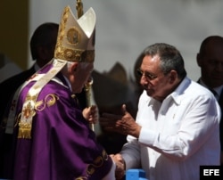 Raúl Castro saluda al Santo Padre