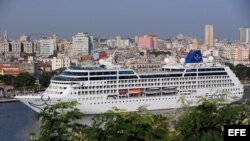 El buque "Adonia", de la compañía Fathom, filial de la empresa Carnival, abrió la primera línea de viajes de cruceros entre EEUU y Cuba en más de medio siglo. (Archivo)
