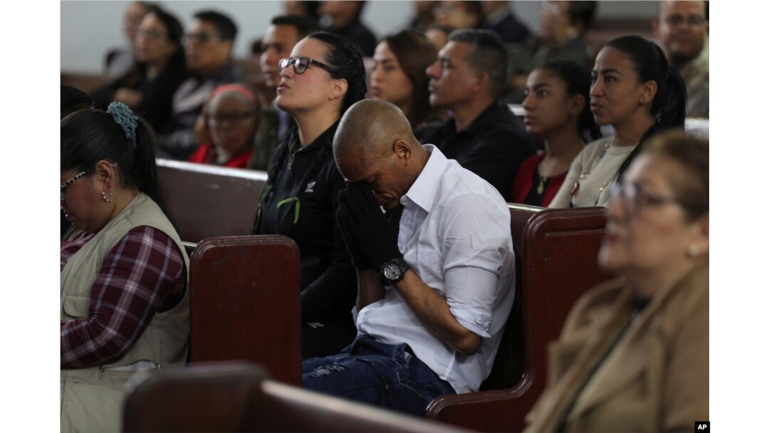 Exiliados venezolanos en Perú, Freddy Brito y su esposa Ruth Guillén, en una iglesia en Lima. AP Photo/Martin Mejia.
