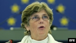 La esposa del periodista, poeta y disidente cubano Raúl Rivero, Blanca Reyes, durante su intervención el 14 de diciembre en el Parlamento Europeo en Estrasburgo, Francia, donde habló en representación de las 'Damas de Blanco', en la ceremonia de entrega d