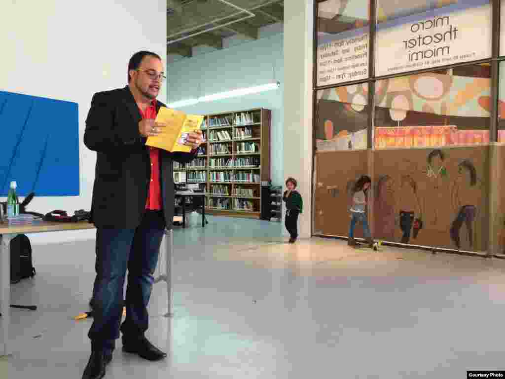 El anfitrión de la peña lee &quot;El libro de los bolsillos&quot;, en el Centro Cultural Español de Miami.