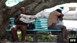 Un hombre lee el diario oficial Granma en un parque en La Habana. 