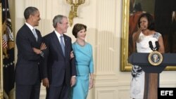 George W. Bush y su esposa Laura junto al mandatario Barack Obama y su esposa Michelle