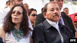 Rosario y Daniel Ortega (Nicaragua) en un acto en Caracas de apoyo al chavismo.