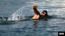 La nadadora australiana de aguas abiertas Chloe McCardel, se lanza al mar, hoy, miércoles 12 de junio de 2013, desde La Habana (Cuba) sin la protección de una jaula contra tiburones, con el reto de cruzar el Estrecho de Florida en unas 60 horas y llegar a