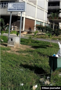 Pinar del Río basurero delante de entrada a hospital foto Daudy Hermelo