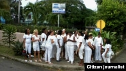 Berta Soler y otras 25 Damas de Blanco se congregaron este viernes frente al Tribunal que debía juzgar a Sonia Garro (A. Moya).