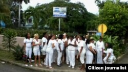 BErta Soler y otras 25 Damas de Blanco se congregaron este viernes frente al Tribunal que debía juzgar a Sonia Garro (A. Moya)