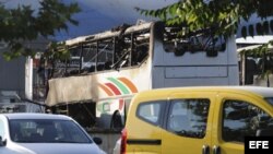BUR02 BURGAS (BULGARIA), 18/07/2011.- Imagen del autocar que ha explotado en el aparcamiento del aeropuerto de Burgas, al este de Bulgaria, el día 18 de julio de 2012. El autocar trasladaba turistas israelíes y la explosión ha causado entre tres y cinco m
