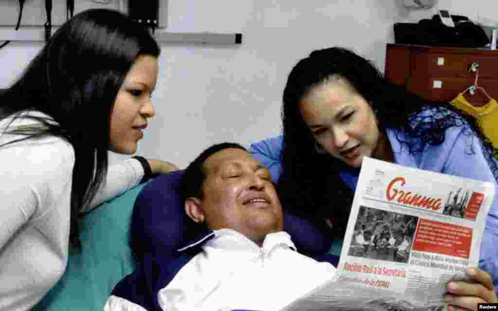 La foto de Chávez y sus hijas Rosa Virgina y María Gabriella.