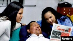 Chávez reaparece por primera vez desde su operación