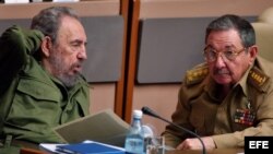 Archivo, los hermanos Fidel (izda) y Raúl Castro (dcha).