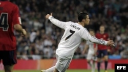 El delantero portugués del Real Madrid Cristiano Ronaldo celebra tras marcar ante Osasuna, durante el partido de Liga en Primera División que se disputó esta tarde en el estadio Santiago Bernabéu, en Madrid.