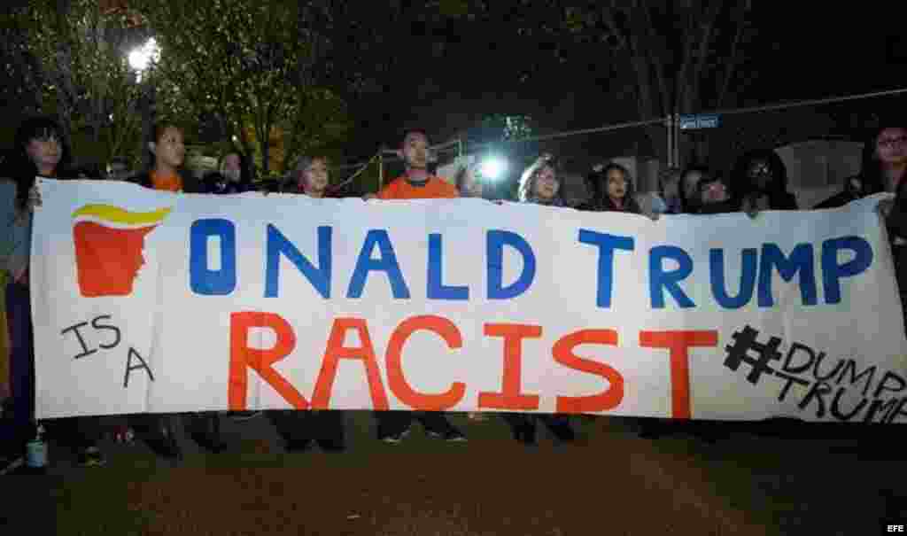 Unos &nbsp;inmigrantes en Washington &nbsp;sostienen una pancarta en la que se lee &quot;Donald Trump es un racista&quot;. &nbsp;
